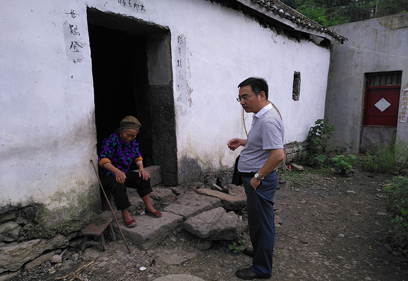 呂榮到郎岱鎮回訪貧困戶 - 六枝特區政協